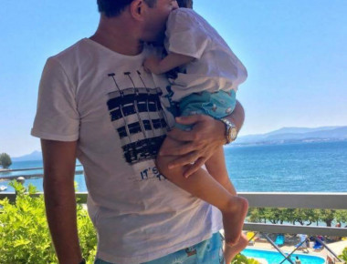 Με ασορτί μαγιό ο Ά. Γεωργιάδης και ο γιος του - «Απόδραση» στην Ερέτρια με την Ευγ. Μανωλίδου (φωτό)